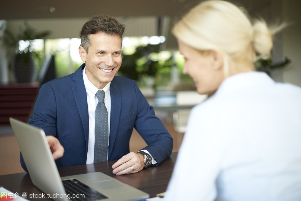 女企業(yè)家如何通過(guò)專(zhuān)業(yè)商務(wù)咨詢(xún)優(yōu)化客戶端管理策略